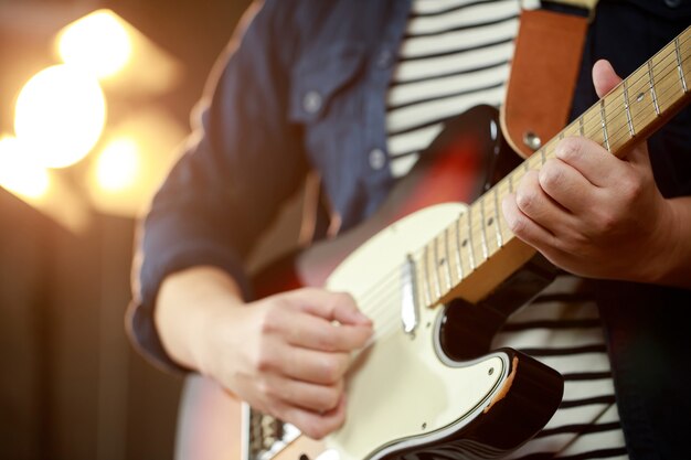 Um músico tocando guitarra elétrica no show.