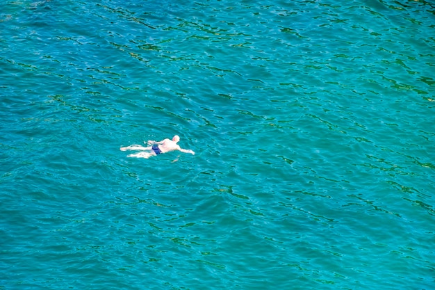 Um nadador solitário no mar