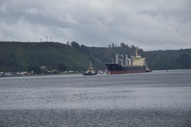 Um navio a reboque na baía oceânica em Puerto Mont Port Mont Chile