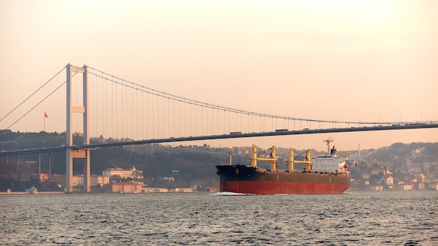 Um navio de carga no Bósforo Istambul Turquia