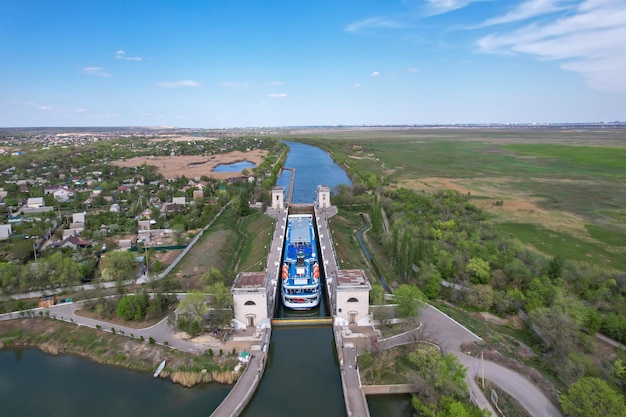 Um navio de cruzeiro com turistas está sendo bloqueado no canal de transporte VolgaDon em homenagem a Lenin Volgograd Rússia