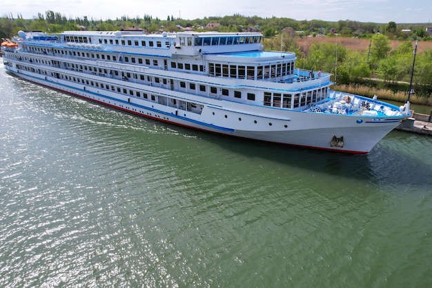 Um navio de cruzeiro com turistas está sendo bloqueado no canal de transporte VolgaDon em homenagem a Lenin Volgograd Rússia