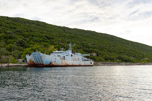 Um navio de guerra enferrujado no cais ao largo da costa do mar adriático