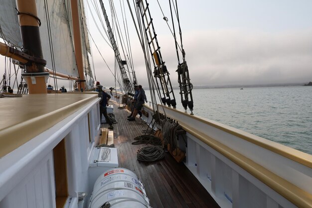 Foto um navio está a ser carregado com equipamentos e suprimentos