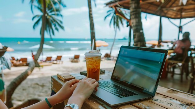 Foto um nômade digital trabalhando remotamente de um café na praia analisando as tendências do mercado em seu laptop com um café gelado ao lado
