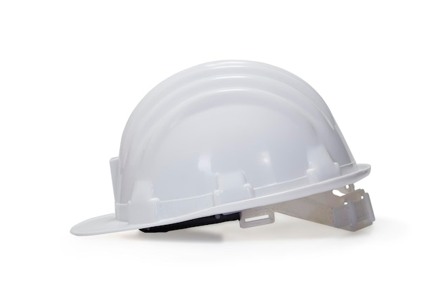 Um novo capacete de segurança branco sobre fundo branco