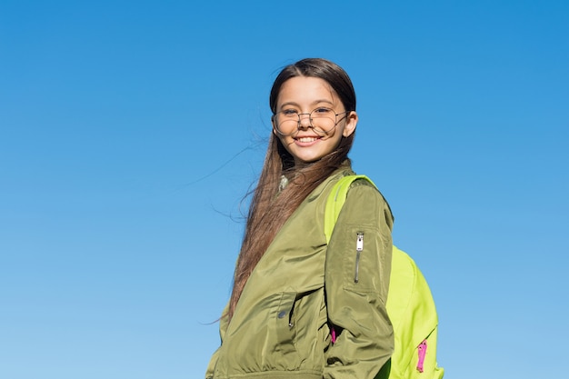 Um novo céu, uma nova vida. Garota feliz carrega a mochila ao ar livre. Viajar e viajar. Férias de outono. Destino de viagem. Descoberta e aventura. Procure o desejo de viajar.