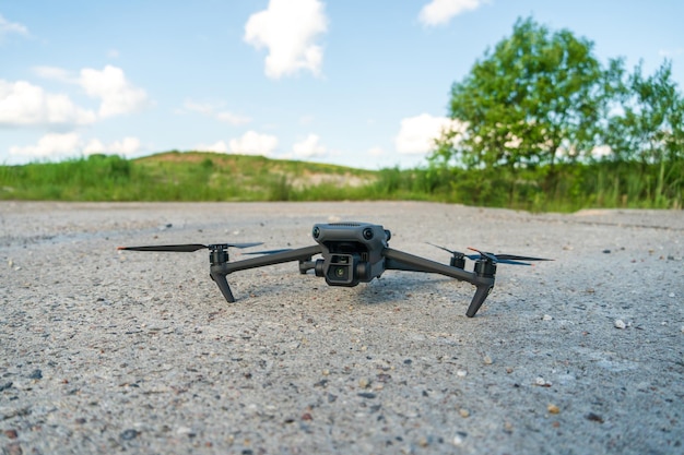 Um novo drone moderno fica em uma superfície de concreto Partes do novo quadrocopter closeup O uso de UAVs para realizar operações de resgate e busca de pessoas desaparecidas