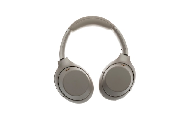 Um novo fone de ouvido cinza moderno sem fio, dispositivo de estúdio de áudio isolado