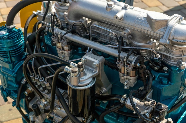 Um novo motor de carro moderno na rua O conceito de um motor de automóvel poderoso e moderno para máquinas industriais pesadas Peças mecânicas do motor fechadas