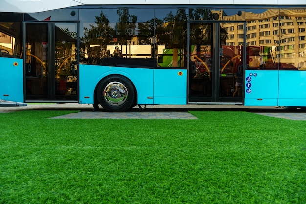 Um novo ônibus moderno com motor elétrico na exposição de tecnologia Bus exterior closeup