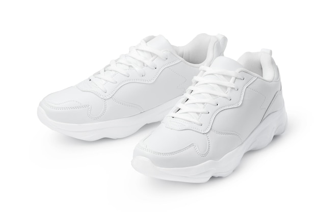Um novo par de tênis brancos isolados em branco