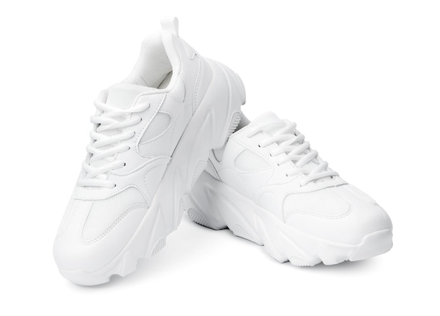 Um novo par de tênis brancos isolados em branco