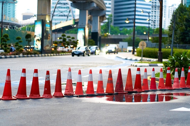 Foto um número de cones de trânsito vermelhos limitando a passagem