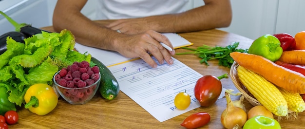 Foto um nutricionista escreve um plano nutricional foco seletivo