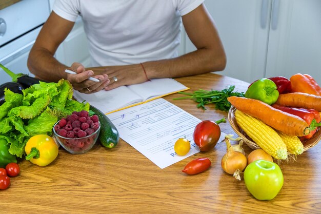 Foto um nutricionista escreve um plano nutricional foco seletivo