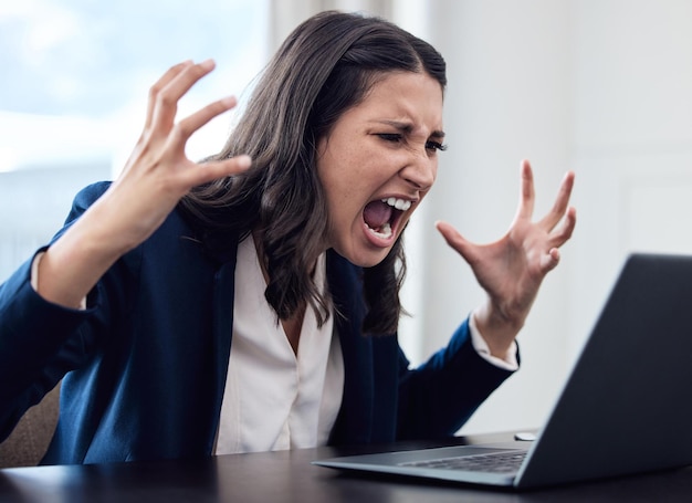 Um objetivo sem um plano é apenas um desejo. Foto de uma jovem empresária gritando enquanto usa um laptop em um escritório no trabalho.
