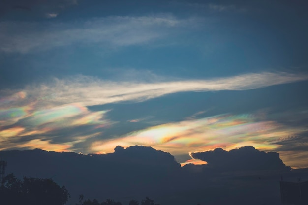 Um olhar raro em uma nuvem iridescente arco-íris de fogo ou nuvens de arco-íris Nuvem de Pileus iridescente céu fenômeno óptico colorido