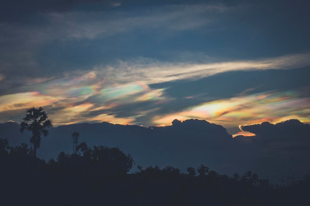 Um olhar raro em uma nuvem iridescente arco-íris de fogo ou nuvens de arco-íris Nuvem de Pileus iridescente céu fenômeno óptico colorido