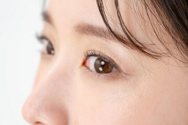 um olho castanho de uma mulher com um olho marrom e delineador de olhos castanho