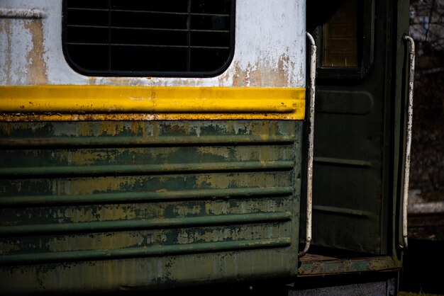 Um ônibus branco e amarelo tem uma faixa verde na lateral.