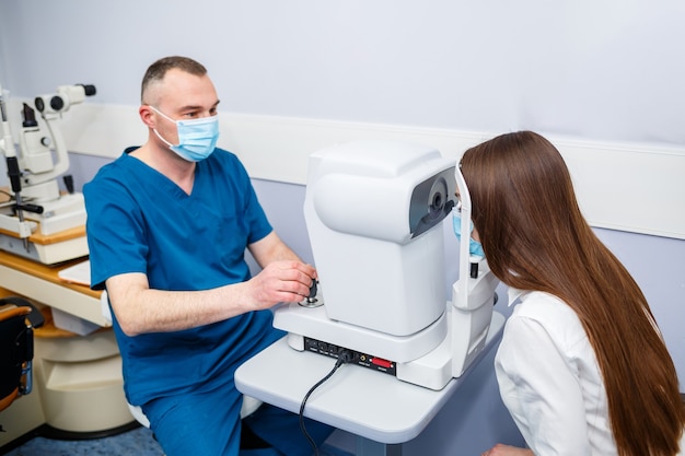 Um optometrista em sua clínica estuda a visão. Oftalmologia, diagnósticos médicos.