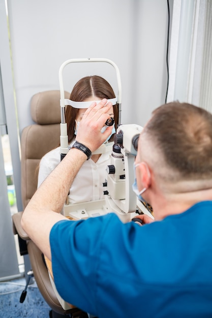 Foto um optometrista em sua clínica estuda a visão. oftalmologia, diagnósticos médicos.