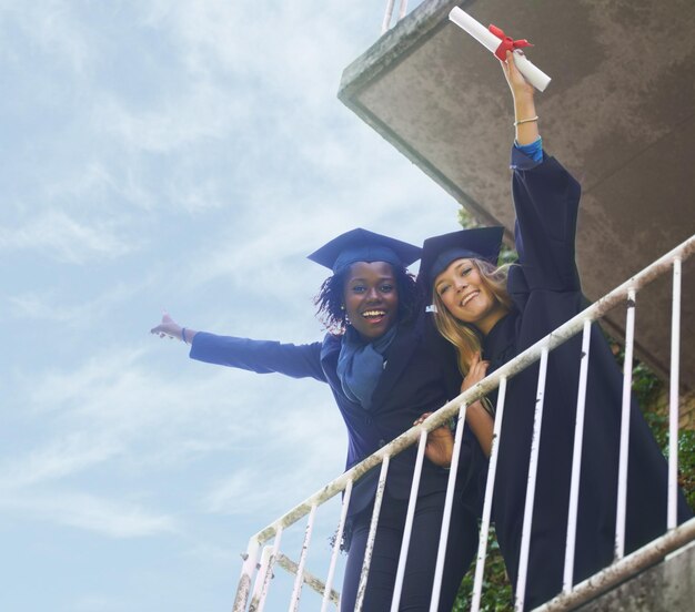 Um ótimo começo Uma jovem no dia da formatura