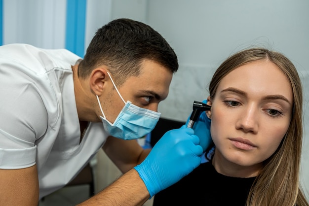 Um otorrinolaringologista examina a aurícula