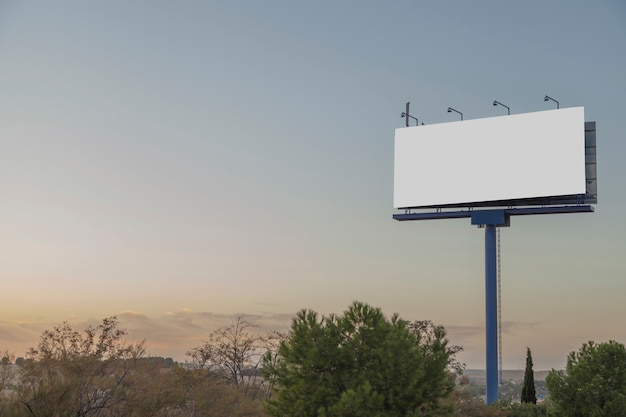Um outdoor de publicidade vazio contra o céu azul