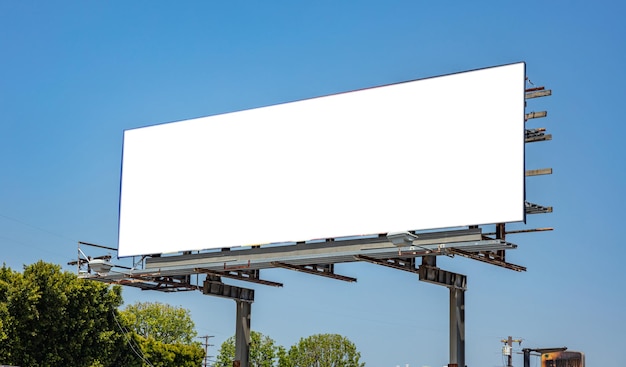 Um outdoor em branco numa auto-estrada para publicidade num dia ensolarado de primavera