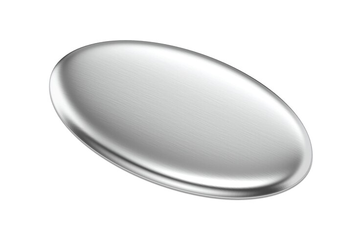 Um oval prateado com borda prateada sobre um fundo branco.