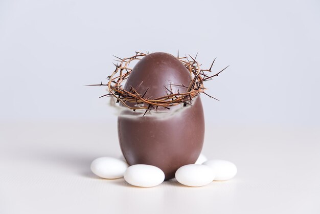 um ovo de Páscoa de chocolate com crucificação na parte superior