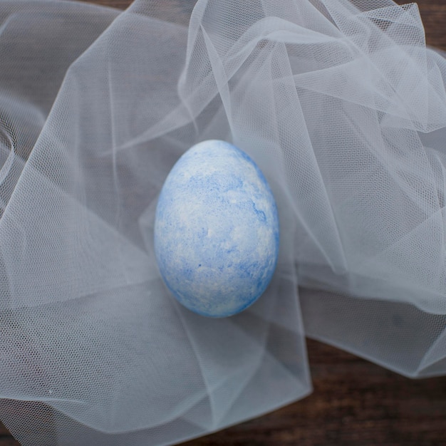 Um ovo de Páscoa pintado está sobre a mesa