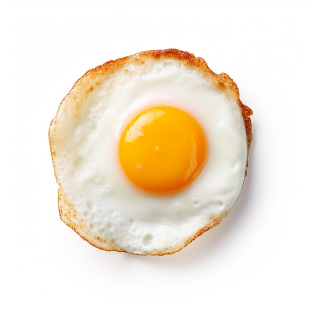 Um ovo frito em um fundo branco
