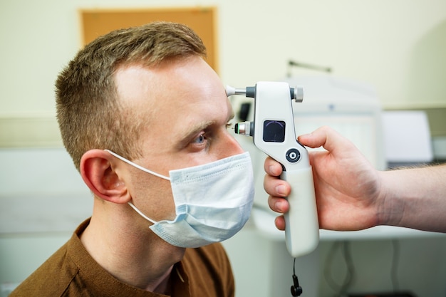 Um paciente em um hospital oftálmico. Diagnóstico ocular em um hospital moderno.