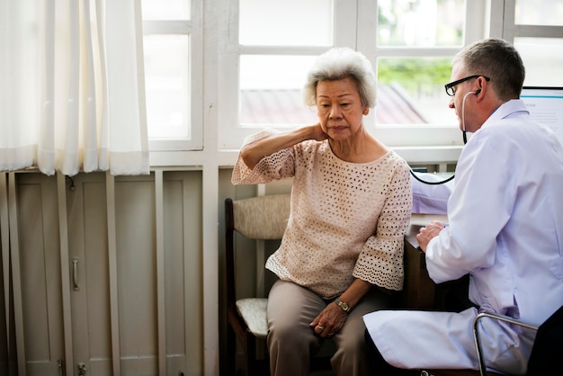 Um paciente idoso reunião médico no hospital