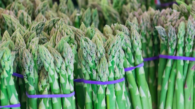 Um pacote de brotos de espargos verdes no mercado