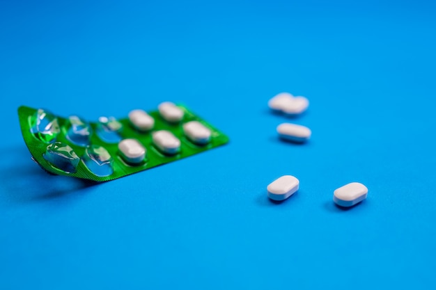 Um padrão de droga verde em um azul .Saúde. Estilo de vida saudável . O conceito de farmacologia. O conceito de medicamentos.