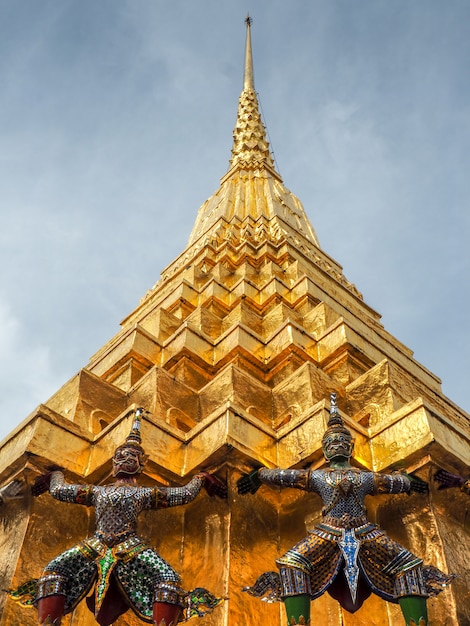 Foto um pagode dourado e céu azul na tailândia