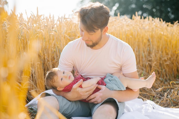 Um pai e seu filho descansam ao ar livre em um campo no verão