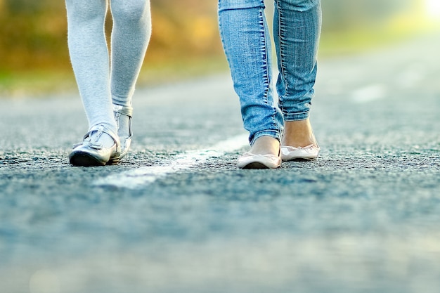 Um pai feliz com um filho caminhando pela estrada no parque em uma viagem pela natureza