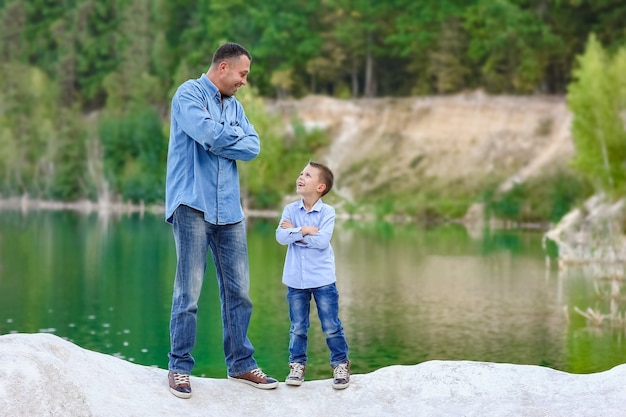 Um pai feliz com um filho na natureza em uma viagem ao parque