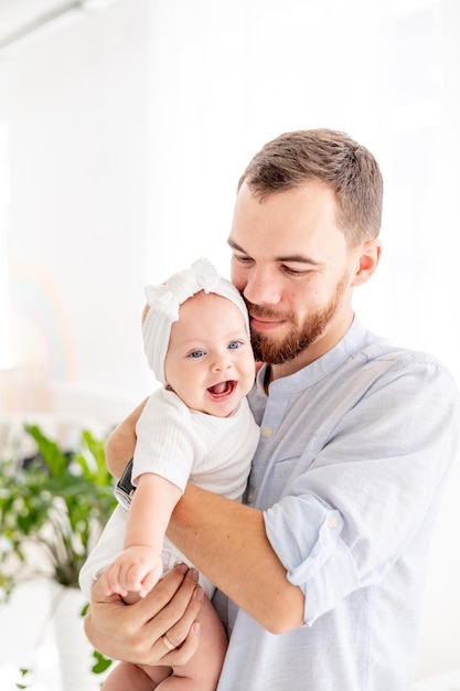 um pai feliz com uma filha recém-nascida o conceito de paternidade um pai em licença maternidade com um bebê nos braços uma linda foto de um pai com uma filha