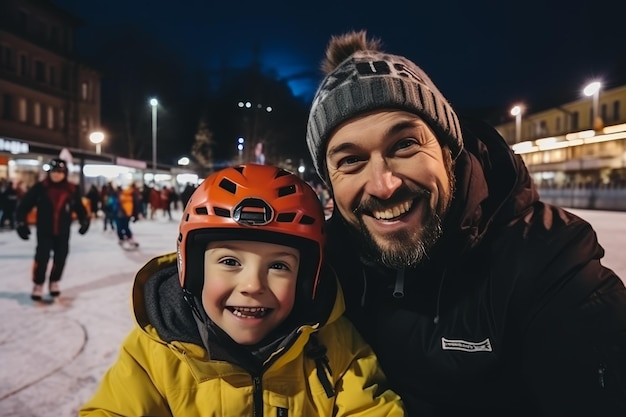 Foto um pai sorridente e alegre ensina seu filho a patinar em uma pista de patinação ao ar livre, usando um capacete protetor