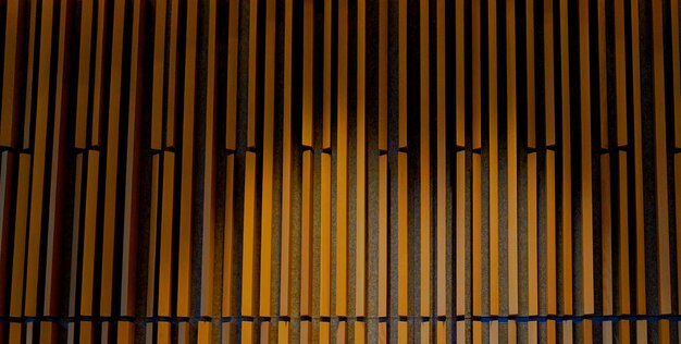 Um painel de madeira com a palavra "on it"
