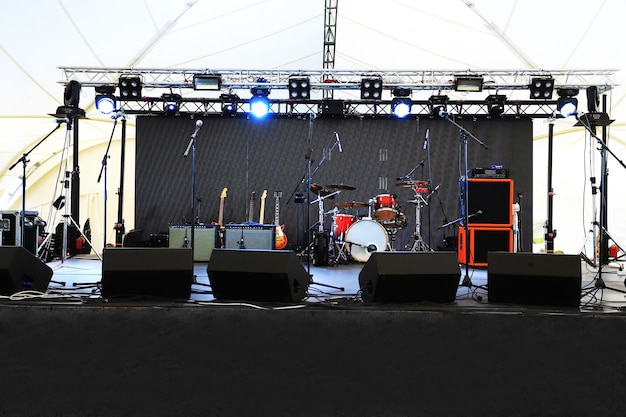 Um palco vazio antes do show com holofotes e instrumentos musicais