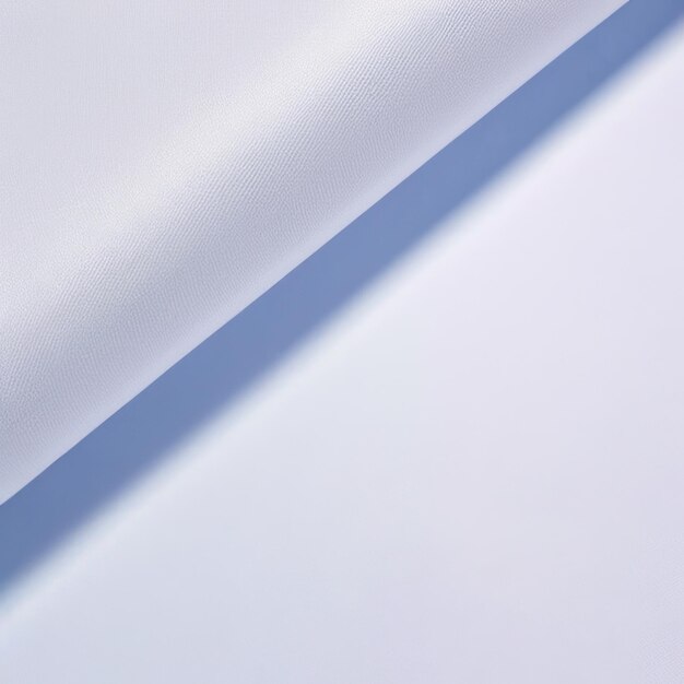 Um pano branco com uma faixa azul que diz está nele.