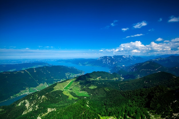 Um panorama de montanhas na Áustria, nos Alpes