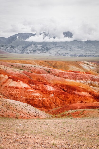 Foto um panorama deslumbrante de uma cadeia de montanhas de picos